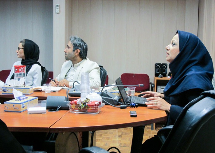 ارائه سخنرانی دکتر مومنی